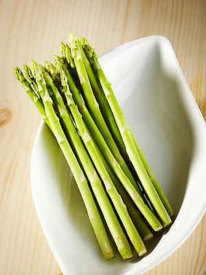 포토 JPG 스튜디오촬영 그릇 식기 접시 음식 백그라운드 채소 식재료 재료 탁자 실내 사람없음 농작물 신선 아스파라거스 국내포토 가구 농업 내부 파일형식