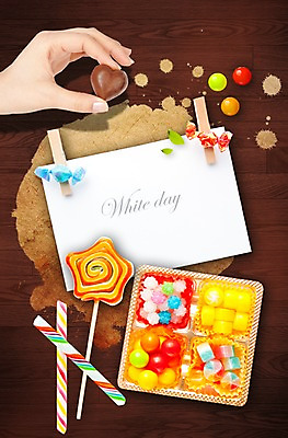 PSD 편집이미지 손 배너 기념일 종이 백그라운드 화이트데이 데이이벤트 안내 프레임 알림판 집게 막대사탕 사탕 선물 한명 들기 이벤트 신체부위 상자 초콜릿 알림 데이 별사탕 이미지편집 카드프레임 1 모션 디저트 사람 파일형식