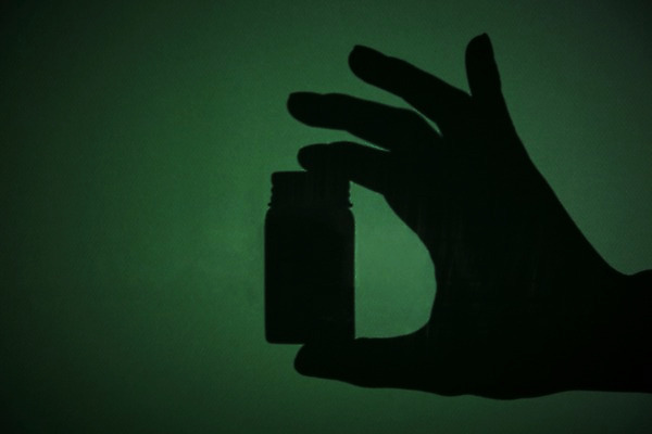 포토 JPG 스튜디오촬영 손 실루엣 백그라운드 컨셉 한손 실내 통 그림자 한명 들기 손짓 신체부위 검은색 약병 위험 예측 오브젝트 국내포토 1 컬러 모션 촬영기법 사람 내부 약 병_담는 파일형식