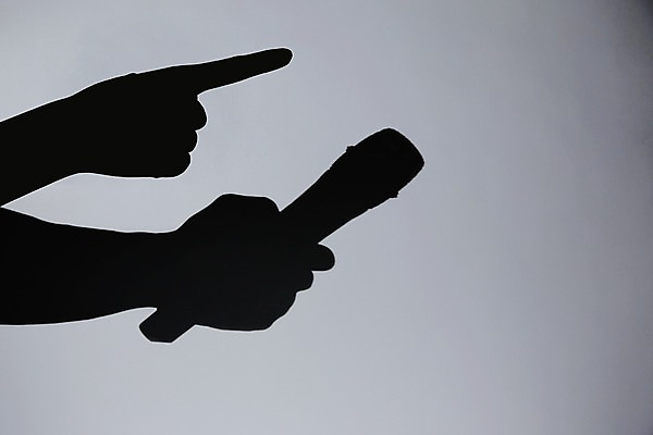 포토 JPG 스튜디오촬영 손 실루엣 백그라운드 컨셉 실내 그림자 한명 들기 손짓 신체부위 검은색 양손 가리킴 위험 예측 질문 방향 마이크 오브젝트 인터뷰 무선마이크 국내포토 1 컬러 음향기기 모션 촬영기법 사람 내부 파일형식