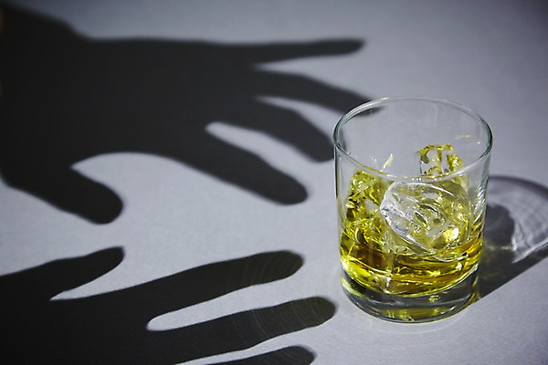 포토 JPG 스튜디오촬영 손 실루엣 음료 백그라운드 컨셉 잔 주류 실내 그림자 한명 손짓 신체부위 컵 얼음 검은색 양손 알코올 위험 예측 오브젝트 양주 알코올중독 국내포토 자연요소 1 식기 컬러 모션 촬영기법 사람 내부 중독 파일형식