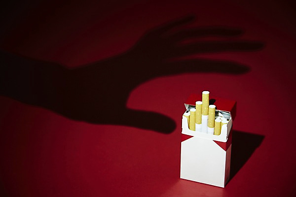 포토 JPG 스튜디오촬영 손 실루엣 백그라운드 컨셉 한손 담배 실내 그림자 한명 손짓 신체부위 검은색 위험 예측 오브젝트 금연 담배갑 국내포토 1 캠페인 컬러 모션 촬영기법 사람 내부 사회이슈 파일형식