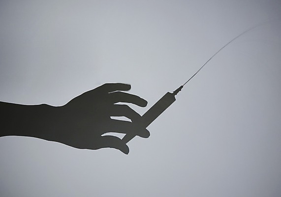 포토 JPG 스튜디오촬영 손 실루엣 백그라운드 컨셉 의료기기 한손 실내 주사기 그림자 한명 들기 손짓 신체부위 약 검은색 바늘 위험 예측 오브젝트 중독 약물오남용 약물중독 국내포토 1 컬러 의학 모션 촬영기법 사람 내부 도구 파일형식