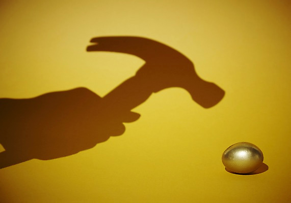 포토 JPG 스튜디오촬영 손 실루엣 백그라운드 컨셉 한손 실내 그림자 한명 들기 손짓 신체부위 검은색 공구 황금 망치 위험 예측 오브젝트 황금알 국내포토 1 컬러 모션 촬영기법 사람 내부 알 도구 파일형식