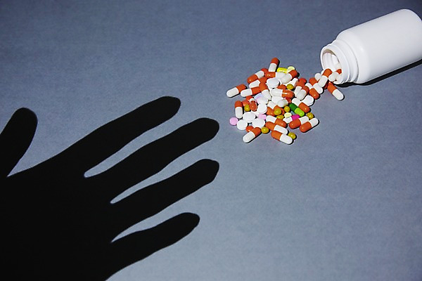 포토 JPG 스튜디오촬영 손 실루엣 백그라운드 컨셉 한손 실내 그림자 한명 손짓 신체부위 알약 약 검은색 약병 위험 예측 오브젝트 중독 약물오남용 약물중독 국내포토 1 컬러 의학 모션 촬영기법 사람 내부 병_담는 파일형식