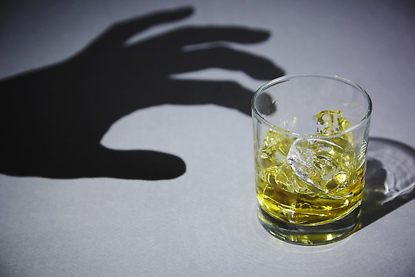 포토 JPG 스튜디오촬영 손 실루엣 음료 백그라운드 컨셉 잔 주류 한손 실내 그림자 한명 손짓 신체부위 컵 얼음 검은색 알코올 위험 예측 오브젝트 양주 알코올중독 국내포토 자연요소 1 식기 컬러 모션 촬영기법 사람 내부 중독 파일형식