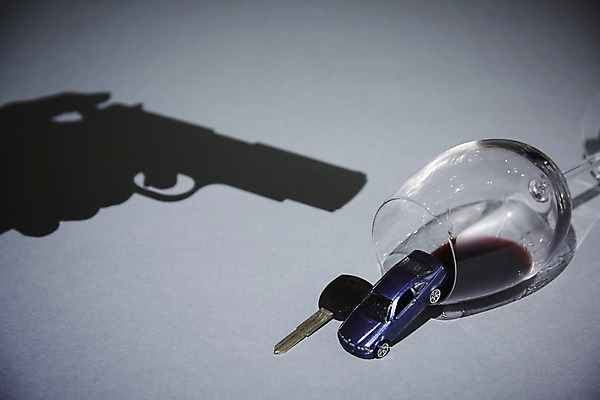 포토 JPG 스튜디오촬영 손 실루엣 무기 백그라운드 컨셉 와인잔 자동차 열쇠 주류 한손 실내 그림자 한명 들기 손짓 신체부위 모형 와인 검은색 총 범죄 위험 예측 음주 오브젝트 음주운전 자동차열쇠 국내포토 1 음료 육상교통 컬러 술잔 모션 촬영기법 사람 내부 운전 파일형식