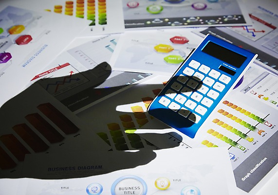 포토 JPG 스튜디오촬영 손 실루엣 종이 백그라운드 컨셉 통계 그래프 한손 실내 그림자 한명 손짓 근접촬영 아웃포커스 신체부위 검은색 전자계산기 계산기 업무 위험 예측 오브젝트 문서 국내포토 1 뷰포인트 컬러 모션 문구용품 촬영기법 사람 내부 장비 작업 파일형식