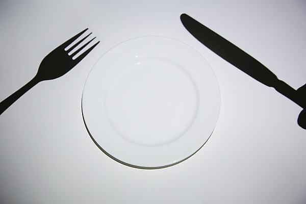 포토 JPG 스튜디오촬영 그릇 식기 접시 손 실루엣 백그라운드 포크 컨셉 한손 실내 그림자 한명 들기 손짓 신체부위 검은색 식사 나이프 위험 예측 오브젝트 국내포토 1 컬러 모션 촬영기법 사람 내부 칼 파일형식