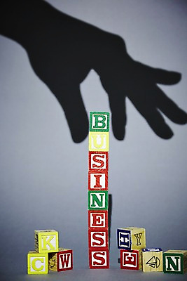 포토 JPG 스튜디오촬영 손 알파벳 영어 실루엣 백그라운드 컨셉 비즈니스 한손 실내 그림자 한명 손짓 신체부위 단어 장난감 쌓기 모형 검은색 블록 위험 예측 오브젝트 나무블록 국내포토 문자 1 컬러 모션 촬영기법 사람 내부 목재 파일형식