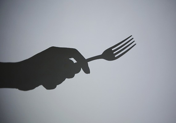 포토 JPG 스튜디오촬영 식기 손 실루엣 백그라운드 포크 컨셉 한손 실내 그림자 한명 들기 손짓 신체부위 검은색 식사 위험 예측 오브젝트 국내포토 1 컬러 모션 촬영기법 사람 내부 파일형식