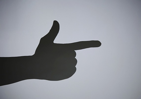 포토 JPG 스튜디오촬영 손 실루엣 백그라운드 컨셉 한손 실내 그림자 한명 손짓 신체부위 검은색 가리킴 위험 예측 오른쪽 방향 오브젝트 위치 국내포토 1 컬러 모션 촬영기법 사람 내부 파일형식