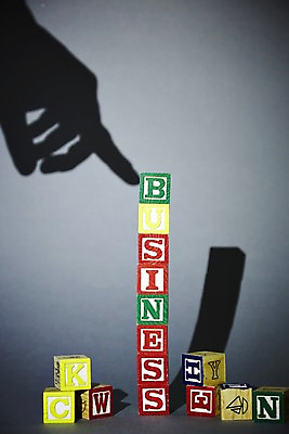 포토 JPG 스튜디오촬영 손 알파벳 영어 실루엣 백그라운드 컨셉 비즈니스 한손 실내 그림자 한명 손짓 신체부위 단어 장난감 쌓기 모형 검은색 블록 가리킴 위험 예측 오브젝트 나무블록 국내포토 문자 1 컬러 모션 촬영기법 사람 내부 목재 파일형식