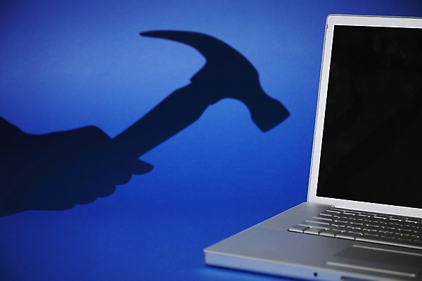 포토 JPG 스튜디오촬영 손 실루엣 무기 백그라운드 컨셉 한손 실내 그림자 한명 들기 손짓 신체부위 노트북 전자제품 컴퓨터 검은색 공구 망치 위험 예측 위협 오브젝트 국내포토 1 컬러 모션 촬영기법 사람 내부 도구 파일형식