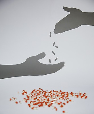 포토 JPG 스튜디오촬영 손 실루엣 백그라운드 컨셉 실내 그림자 한명 손짓 아웃포커스 신체부위 알약 약 검은색 양손 약병 위험 예측 오브젝트 중독 약물오남용 약물중독 국내포토 1 컬러 의학 모션 촬영기법 사람 내부 병_담는 파일형식