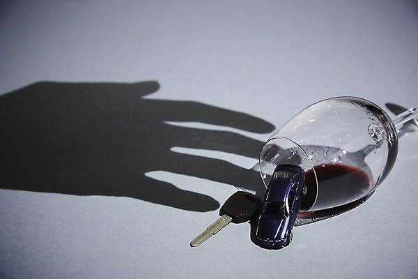 포토 JPG 스튜디오촬영 손 실루엣 백그라운드 컨셉 와인잔 자동차 열쇠 주류 한손 실내 그림자 한명 손짓 신체부위 모형 와인 검은색 범죄 위험 예측 음주 오브젝트 음주운전 자동차열쇠 국내포토 1 음료 육상교통 컬러 술잔 모션 촬영기법 사람 내부 운전 파일형식