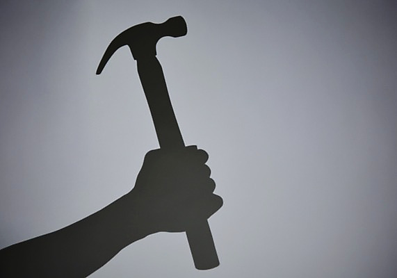 포토 JPG 스튜디오촬영 손 실루엣 무기 백그라운드 컨셉 한손 실내 그림자 한명 들기 손짓 신체부위 검은색 공구 망치 위험 예측 오브젝트 국내포토 1 컬러 모션 촬영기법 사람 내부 도구 파일형식