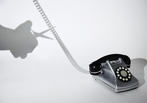 포토 JPG 스튜디오촬영 손 실루엣 백그라운드 컨셉 통신 한손 가위 실내 그림자 한명 손짓 신체부위 검은색 위험 예측 자르기 위협 전화기 유선전화기 오브젝트 통화 전화선 국내포토 1 컬러 모션 문구용품 촬영기법 사람 내부 파일형식