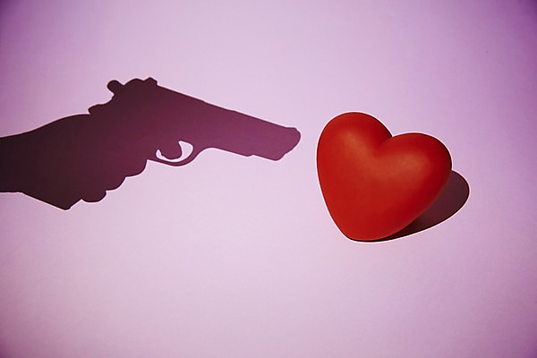 포토 JPG 스튜디오촬영 손 실루엣 무기 백그라운드 컨셉 쿠션 한손 실내 그림자 한명 들기 손짓 신체부위 검은색 권총 총 하트 범죄 위험 예측 위협 오브젝트 국내포토 모양 1 컬러 모션 촬영기법 사람 내부 파일형식