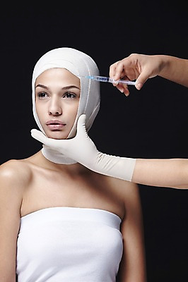 포토 JPG 스튜디오촬영 외국인 해외기획촬영 손 2012년태국 여자 검은배경 실내 주사기 한명 사람 상반신 20대 성인 앞모습 신체부위 뷰티 수술 변화 성형수술 튜브탑 붕대 보톡스 의료성형뷰티 청년만 성인한명만 성인만 국내포토 1 뷰포인트 백그라운드 컨셉 상의 의학 의료기기 인종 청년 내부 치료 검은색 파일형식