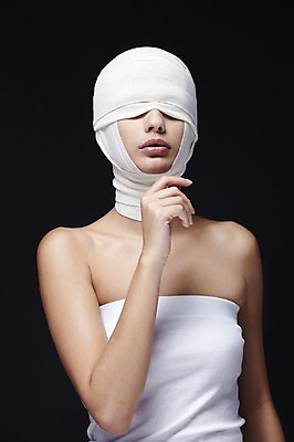 포토 JPG 스튜디오촬영 외국인 해외기획촬영 2012년태국 여자 검은배경 실내 한명 사람 손짓 상반신 20대 성인 앞모습 뷰티 턱괴기 수술 변화 성형수술 튜브탑 붕대 의료성형뷰티 여자만 여자한명만 성인여자만 청년만 청년여자만 성인한명만 청년여자한명만 성인여자한명만 성인만 국내포토 1 뷰포인트 백그라운드 컨셉 상의 의학 모션 인종 청년 내부 치료 검은색 파일형식