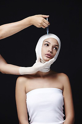 포토 JPG 스튜디오촬영 외국인 해외기획촬영 손 2012년태국 여자 검은배경 실내 주사기 한명 사람 상반신 20대 성인 앞모습 신체부위 뷰티 수술 변화 성형수술 튜브탑 붕대 보톡스 의료성형뷰티 청년만 성인한명만 성인만 국내포토 1 뷰포인트 백그라운드 컨셉 상의 의료기기 인종 청년 내부 검은색 파일형식