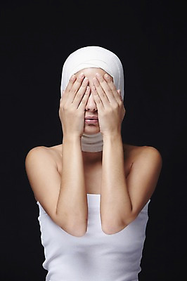 포토 JPG 스튜디오촬영 외국인 해외기획촬영 2012년태국 여자 검은배경 실내 한명 사람 상반신 20대 성인 앞모습 뷰티 눈가림 수술 변화 성형수술 튜브탑 붕대 의료성형뷰티 여자만 여자한명만 성인여자만 청년만 청년여자만 성인한명만 청년여자한명만 성인여자한명만 성인만 국내포토 1 뷰포인트 백그라운드 컨셉 상의 의학 인종 청년 내부 치료 검은색 가림 파일형식