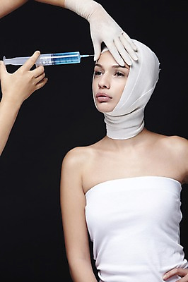 포토 JPG 스튜디오촬영 외국인 해외기획촬영 손 2012년태국 여자 검은배경 실내 주사기 한명 사람 상반신 20대 성인 신체부위 뷰티 수술 변화 성형수술 튜브탑 붕대 보톡스 의료성형뷰티 청년만 성인한명만 성인만 국내포토 1 백그라운드 컨셉 상의 의학 의료기기 인종 청년 내부 치료 검은색 파일형식