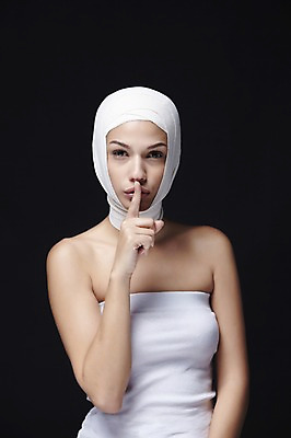 포토 JPG 스튜디오촬영 외국인 해외기획촬영 2012년태국 여자 검은배경 실내 한명 사람 손짓 상반신 20대 성인 앞모습 뷰티 검지손가락 수술 변화 성형수술 튜브탑 비밀 붕대 쉿 의료성형뷰티 여자만 여자한명만 성인여자만 청년만 청년여자만 성인한명만 청년여자한명만 성인여자한명만 성인만 국내포토 1 뷰포인트 백그라운드 컨셉 상의 손가락 의학 모션 인종 청년 내부 치료 검은색 조용 파일형식