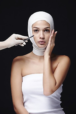 포토 JPG 스튜디오촬영 외국인 해외기획촬영 손 2012년태국 여자 검은배경 실내 한명 사람 손짓 상반신 20대 성인 앞모습 신체부위 뷰티 수술 변화 칼 성형수술 튜브탑 붕대 수술도구 의료성형뷰티 청년만 성인한명만 성인만 국내포토 1 뷰포인트 백그라운드 컨셉 상의 의학 모션 인종 청년 내부 치료 검은색 의학용품 파일형식