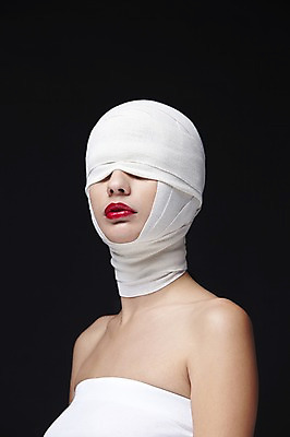 포토 JPG 스튜디오촬영 외국인 해외기획촬영 2012년태국 여자 검은배경 실내 한명 사람 상반신 20대 성인 뷰티 수술 변화 성형수술 튜브탑 붕대 의료성형뷰티 여자만 여자한명만 성인여자만 청년만 청년여자만 성인한명만 청년여자한명만 성인여자한명만 성인만 국내포토 1 백그라운드 컨셉 상의 의학 인종 청년 내부 치료 검은색 파일형식