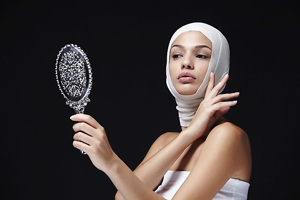 포토 JPG 스튜디오촬영 외국인 해외기획촬영 2012년태국 여자 검은배경 실내 한명 사람 손짓 상반신 20대 성인 뷰티 거울 수술 변화 성형수술 튜브탑 손거울 붕대 의료성형뷰티 여자만 여자한명만 성인여자만 청년만 청년여자만 성인한명만 청년여자한명만 성인여자한명만 성인만 국내포토 1 백그라운드 컨셉 상의 의학 모션 인종 청년 내부 치료 검은색 파일형식