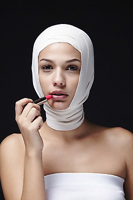 포토 JPG 스튜디오촬영 외국인 해외기획촬영 2012년태국 여자 검은배경 실내 한명 사람 상반신 20대 성인 앞모습 화장 뷰티 화장품 립스틱 수술 변화 성형수술 튜브탑 붕대 의료성형뷰티 여자만 여자한명만 성인여자만 청년만 청년여자만 성인한명만 청년여자한명만 성인여자한명만 성인만 국내포토 1 뷰포인트 백그라운드 컨셉 상의 의학 인종 청년 내부 치료 검은색 파일형식