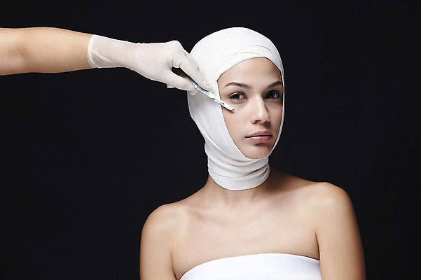 포토 JPG 스튜디오촬영 외국인 해외기획촬영 손 2012년태국 여자 검은배경 실내 한명 사람 손짓 상반신 20대 성인 앞모습 신체부위 뷰티 수술 변화 칼 성형수술 튜브탑 붕대 수술도구 메스 의료성형뷰티 청년만 성인한명만 성인만 국내포토 1 뷰포인트 백그라운드 컨셉 상의 모션 인종 청년 내부 검은색 의학용품 파일형식