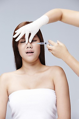 포토 JPG 스튜디오촬영 외국인 해외기획촬영 손 2012년태국 여자 회색배경 실내 주사기 한명 사람 상반신 20대 성인 앞모습 신체부위 뷰티 수술 변화 성형수술 튜브탑 무서움 보톡스 의료성형뷰티 청년만 성인한명만 성인만 국내포토 1 감정 뷰포인트 백그라운드 컨셉 상의 의학 의료기기 인종 청년 내부 치료 회색 파일형식