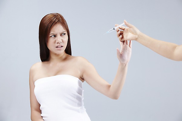 포토 JPG 스튜디오촬영 외국인 해외기획촬영 손 2012년태국 여자 회색배경 실내 주사기 한명 사람 상반신 20대 성인 신체부위 뷰티 수술 변화 성형수술 튜브탑 무서움 거절 보톡스 의료성형뷰티 청년만 성인한명만 성인만 국내포토 1 감정 백그라운드 컨셉 상의 의학 의료기기 인종 청년 내부 치료 회색 파일형식