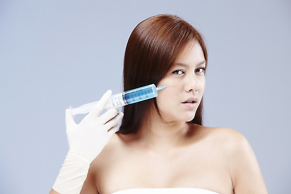 포토 JPG 스튜디오촬영 외국인 해외기획촬영 2012년태국 여자 회색배경 실내 주사기 한명 미소 웃음 사람 상반신 20대 성인 뷰티 수술 변화 성형수술 튜브탑 보톡스 의료성형뷰티 여자만 여자한명만 성인여자만 청년만 청년여자만 성인한명만 청년여자한명만 성인여자한명만 성인만 국내포토 1 백그라운드 컨셉 상의 의학 의료기기 표정 인종 청년 내부 치료 회색 파일형식