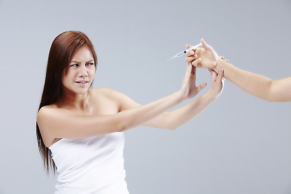 포토 JPG 스튜디오촬영 외국인 해외기획촬영 손 2012년태국 여자 회색배경 실내 주사기 한명 사람 상반신 20대 성인 신체부위 뷰티 수술 변화 성형수술 튜브탑 무서움 거절 보톡스 의료성형뷰티 청년만 성인한명만 성인만 국내포토 1 감정 백그라운드 컨셉 상의 의학 의료기기 인종 청년 내부 치료 회색 파일형식