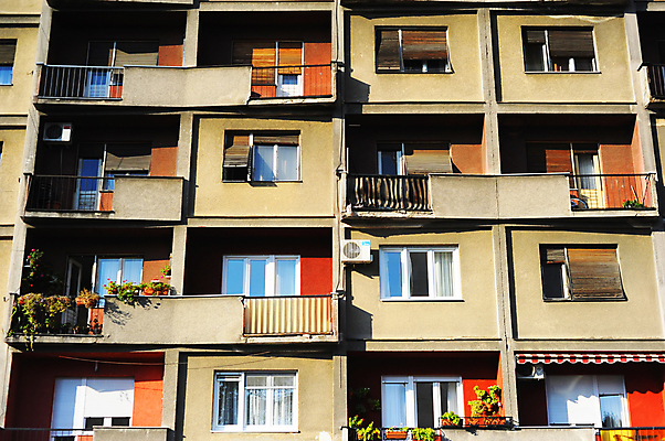 포토 JPG 해외이미지 식물 전통 외관 꽃 유럽 문화 벽 여행 백그라운드 건축양식 창문 유리 하늘 벽돌 아파트 주택 사람없음 야외 건물 장식 가로 빨간색 컬러풀 햇빛 문 시골 도시 화려 역사 재산 묘사 셔터 세르비아 옛날 진짜 스타일 많음 해외202004 해외포토 건축물 건축 나라 컬러 컨셉 재질 금융 태양 파일형식 이미지허브