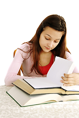 포토 JPG 해외이미지 백인 1 학생 응시 여자 교육 어린이 분홍색 학교 청소년 갈색머리 실내 피곤 한명 앉기 10대 책 스터디 독서 쌓기 슬픔 흰색 표현 잡기 오픈 도서관 읽기 책상 측정 필요 해외202004 해외포토 서양인 헤어스타일 시선 감정 컬러 가구 컨셉 모션 사람 내부 학습 파일형식 이미지허브