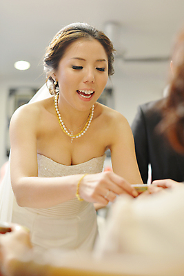 포토 JPG 해외이미지 전통 커플 남자 아시아 종교 문화 음료 결혼 가족 결혼식 남편 새로움 관리 사람 동양인 인종 성인 두명 컵 빨간색 중국 잡기 아내 찻잔 주기 서빙 약혼 세대 말레이시아 싱가폴 존경 해외202004 해외포토 식기 나라 컬러 컨셉 관계 모션 잔 이벤트 약속 파일형식 이미지허브