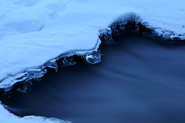포토 JPG 해외이미지 계절 겨울 자연 매달리기 노르웨이 풍경 사람없음 야외 물 파란색 빛 강 세계 냉동 얼음 놀람 활발 젖음 흐름 추위 흰색 물방울 신선 원형 투명 눈송이 개울 가장자리 닫기 떨어짐 강가 시원함 12월 북극 순수 묘사 만족 질감 서리 날카로움 장면 북쪽 온도 고드름 스파이크 내추럴 고립 반투명 북극해 엘리먼트 해외202004 해외포토 자연요소 도형 감정 유럽 바다 컬러 컨셉 모션 눈_날씨 표정 날짜 둘레 극지방 방향 생태계 파일형식 이미지허브