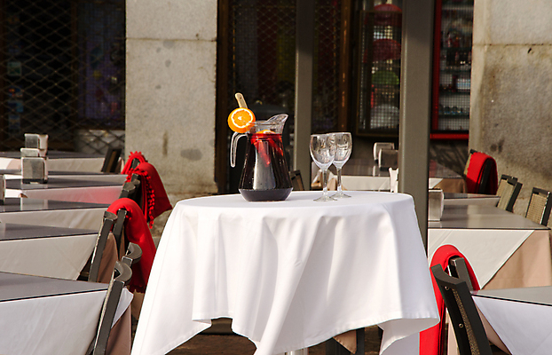 포토 JPG 해외이미지 유럽 음료 가구 의자 오렌지 탁자 거리 사람없음 식당 와인 조끼 스페인 무역 마드리드 해외202004 해외포토 나라 산업 생활용품 과일 주류 상점 외투 파일형식 이미지허브