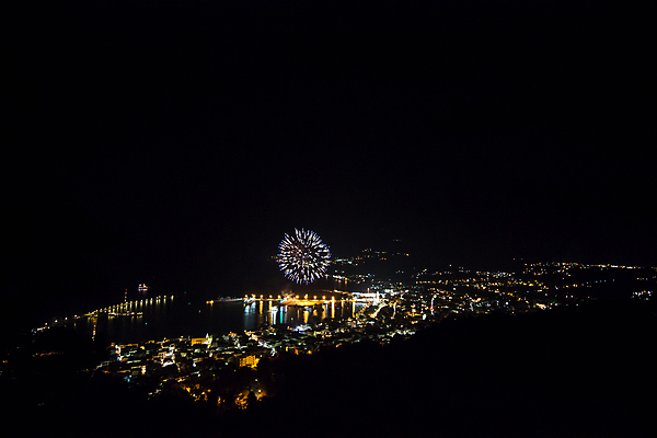 포토 JPG 해외이미지 야경 불꽃 불꽃놀이 사람없음 어둠 그리스 해외202004 해외포토 유럽 놀이 불 야간 파일형식 풍경_경치 이미지허브