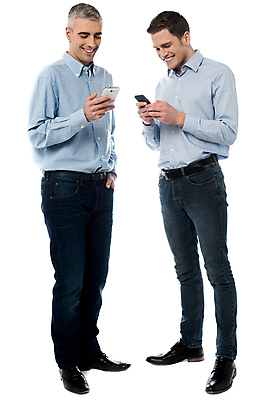 포토 JPG 해외이미지 전신 백인 응시 남자 행복 포즈 2 비즈니스 성공 모바일 세포 함께함 서기 사람 두명 친구 스마트폰 핸드폰 유행 흰색 작업 직장인 수술 무선전화기 스마트 고립 스타일 카피스페이스 해외202004 해외포토 서양인 직업 시선 감정 컬러 컨셉 의학 관계 모션 치료 전자제품 스마트기기 공백 전화기 파일형식 이미지허브