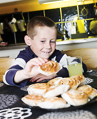 포토 JPG 해외이미지 응시 어린이 음식 디저트 실내 한명 세로 쿠키 주방 설탕 레모네이드 번 내려보기 해외202004 해외포토 1 시선 빵 모션 사람 내부 에이드 파일형식 이미지허브