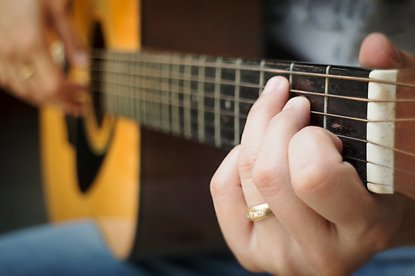 포토 JPG 해외이미지 손 여자 음악 노래 놀이 성인 사람없음 노란색 공연 연주자 음악가 장비 기타 가리킴 기타리스트 철강 카피스페이스 해외202004 해외포토 직업 컬러 현악기 문화예술 사람 손짓 이벤트 신체부위 공백 파일형식 이미지허브