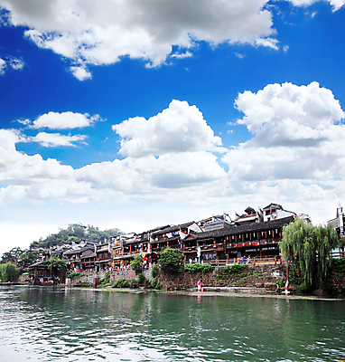 포토 JPG 해외이미지 구름 하늘 주택 사람없음 건물 목재 물 파란색 강 반사 여행객 마을 중국 도시 보트 작음 타운 봉황 옛날 해외202004 해외포토 자연요소 나무 건축물 아시아 컬러 배_교통 재료 사람 크기 파일형식 이미지허브