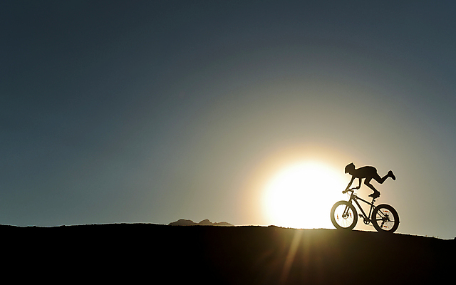 포토 JPG 해외이미지 실루엣 여행 자연 함께함 사람없음 일몰 운전 승차 사이클링 페달 해외202004 해외포토 컨셉 모션 촬영기법 노을 육상스포츠 생태계 파일형식 이미지허브