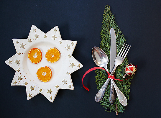 포토 JPG 해외이미지 나무 전통 식기 접시 디자인 계절 백그라운드 크리스마스장식 크리스마스 겨울 촛불 유리 탁자 휴가 주택 기념 이벤트 사람없음 내부 장식 빛 파티 식당 식사 식탁보 흰색 시골 축하 화려 황금 고급 우아함 은색 배열 설정 스타일 카피스페이스 해외202004 해외포토 식물 기념일 컬러 가구 컨셉 초 재질 건물 상점 공백 파일형식 이미지허브